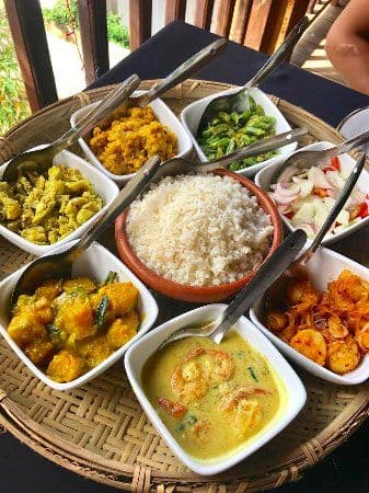 Where to Find the Best Authentic Rice and Curry in Galle (The 10-Curry Feast)