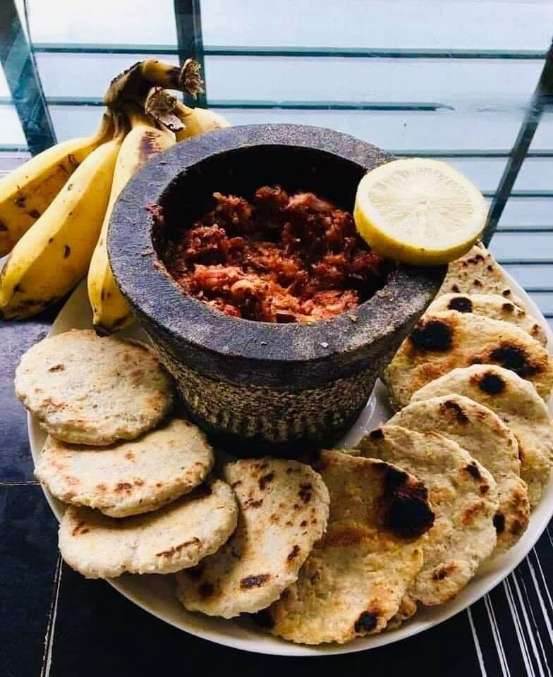 A Guide to Sri Lankan Breakfast: Hoppers vs. String Hoppers (The Morning Battle)